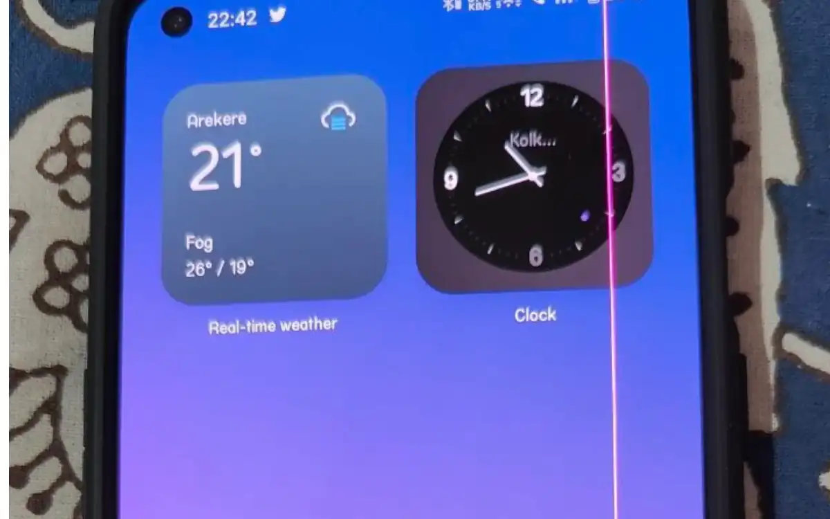 OxygenOS 13 Beta OnePlus Users Are Facing Pink Vertical Line Issue On 
